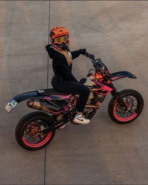 Pink Dirt Bike, Dirt Bike Riding Gear, Motocross Girls, Tmax Yamaha, Dirt Bike Gear, Motocross Love, Cool Dirt Bikes, Image Moto, Motorcross Bike