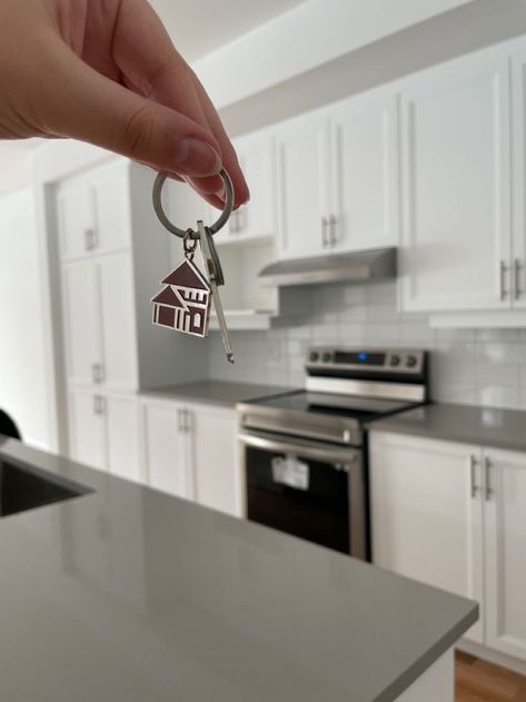 Own House Aesthetic Keys, Vision Board Photos New Home, Keys Aesthetic Keychain, Holding Keys To Apartment, Keys To Apartment, House Keys Aesthetic, Vision Board Apartment, New House Keys Aesthetic, New House Keys