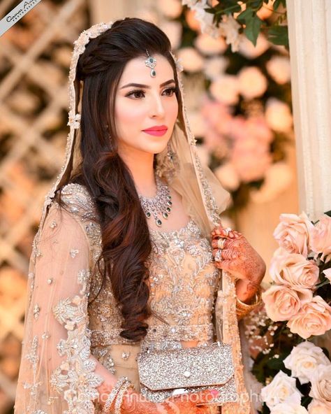 4,591 Likes, 6 Comments - Sadaf Farhan Official (@sadaffarhanofficial) on Instagram: “Anousha💕captured by @qamaranwarofficial  #sadaffarhanssignature #whenwedollupabride…” Homecoming Saree, Pakistani Engagement Dresses, Walima Bride, Walima Dresses, Pakistani Bridal Hairstyles, Hair Style On Saree, Engagement Hairstyles, Engagement Bride, Asian Bridal Dresses