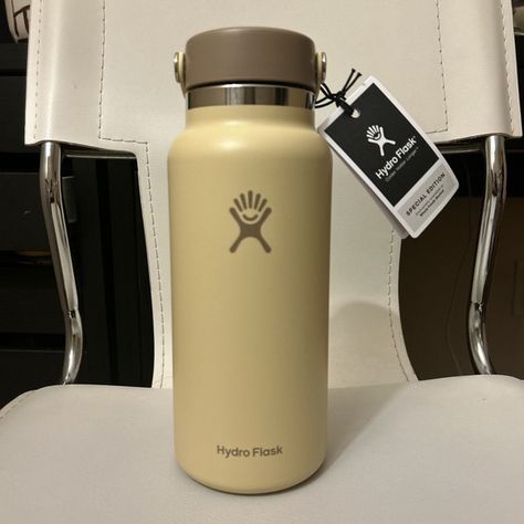 Limited Edition Whole Foods 32 oz Hydroflask Beech Whole Foods Hydro Flask, Yellow Hydroflask, Hydro Flask, Whole Foods, Whole Food Recipes, Flask, Limited Edition, Brand New, Tags