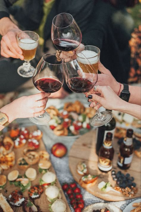 Hosting Friends Aesthetic, Drinks With Friends Aesthetic, Restaurant With Friends Aesthetic, Friends Gathering Ideas, Event Photography Ideas, Wine Photoshoot, Restaurant Photoshoot, Brunch Aesthetic, Christmas Meals