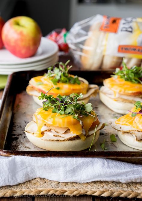 These Turkey Apple Cheddar Bagel Melts are super easy to whip up for a quick lunch, and are perfect for a group of friends too! Bagel Melt, Sandwich Meals, Rustic Brunch, Cheddar Bagels, Bagel Recipes, Bagel Sandwiches, Turkey Apple, Apple Cheddar, Fall Menu