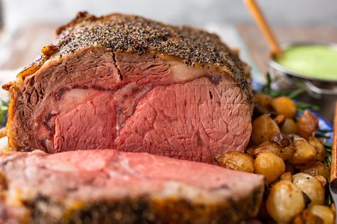 Best Prime Rib Roast {How to Cook Prime Rib Roast in the Oven} Best Prime Rib Recipe, Cooking Prime Rib Roast, Eye Roast, Slow Roasted Prime Rib, Steak Burgers, Beef Rib Roast, Prime Rib Dinner, Prime Rib Roast Recipe, Beef Rib