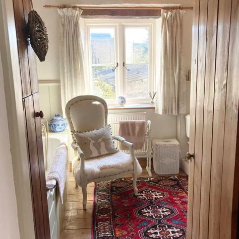 New Orleans Apartment, Antique Wooden Chairs, Bathroom Chair, Marble Bathtub, All White Room, Black Floor Tiles, Bathroom Apartment, Bathroom Design Trends, Wooden Vanity