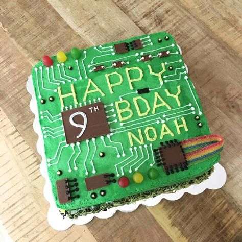 Engineering Birthday Party Ideas, Nerdy Birthday Cakes, Coding Cake Ideas, Computer Cake, Planet Cake, Cooking Decorating, Minecraft Cake, Boy Birthday Cake, Specialty Cakes