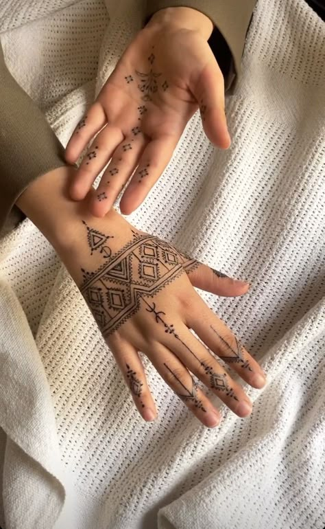 Original Henna Designs, Amazigh Henna Designs, Inside Hand Henna Design, Henna Inner Hand, Fingertip Henna, Hanna Drawing, Girlish Mehndi Designs, Middle Eastern Tattoo, Algerian Henna