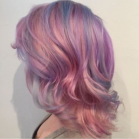 pastel pink hair with blue highlights (I would totally do this hair colour combo but with a black/brown base) Pink Hairstyles, Blue Hair Highlights, Short Hair Model, Pastel Pink Hair, Lilac Hair, Hair Color Pastel, Lavender Hair, Super Hair, Bright Hair