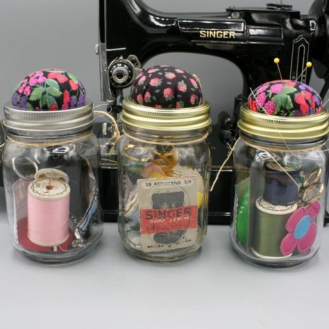 Mason Jar Sewing Kit, Diy Pin Cushion, Spool Crafts, Pin Cushions Patterns, Jelly Roll Quilt Patterns, Sewing Room Decor, Jar Centerpieces, Sewing Kits, Sewing Crafts Tutorials