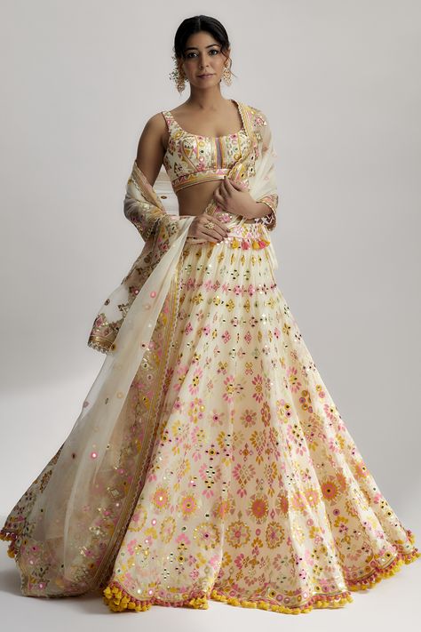 Lehenga Simple, Gopi Vaid, Simple Lehenga, Indian Outfits Lehenga, Indian Bridal Photos, Lehenga Designs Simple, Traditional Indian Dress, Indian Dresses Traditional, Desi Clothes