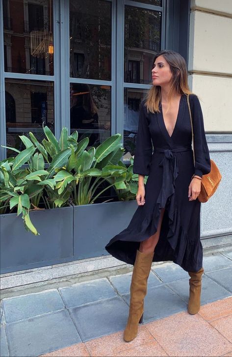 Boho Dress Boots Outfit, Midi Dress With Knee High Boots, Vestido Midi Outfit, Black Dress Brown Boots, Boho Style Outfits Winter, Dress And Boots Outfit, Style Inspiration Women, Black Dress And Boots, Dress Boots Outfit