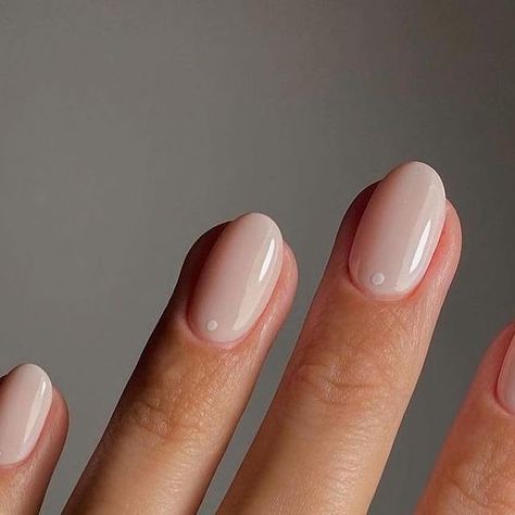 Araqs on Instagram: "Clean nails 🤍 do you like neutral tones? ✨ @matejanova" Shortest Nails, Nails Dots, Bio Sculpture Nails, Paris Nails, Bio Sculpture Gel, Uk Nails, Bio Sculpture, Milky Nails, Green Polish