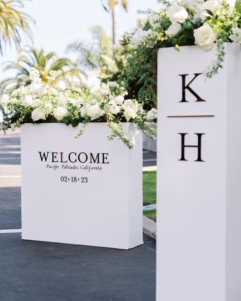 Welcome Back Party Decorations, Modern Reception Decor, Elegant Reception Decor, Welcome Party Ideas, Business Launch Party, Wedding Program Sign, Event Booth Design, Wedding Sign Decor, Special Events Decor