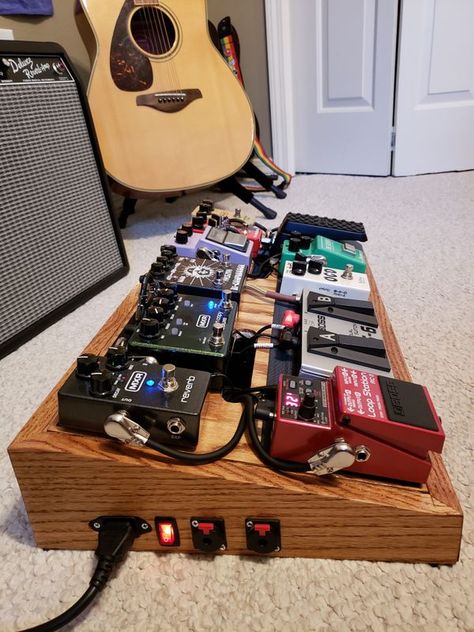 DIY Pedal Board Builds Pedal Board Guitar, Diy Pedalboard Ideas, Pedal Board Ideas, Diy Guitar Pedal Boards, Homemade Pedalboard, Wooden Pedalboard, Pedal Board Diy, Wood Pedalboard, Bass Pedalboard