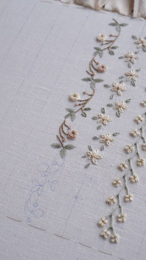 🌷🌷 | Instagram Embroidery Simple Flowers, Embroidered Dress Diy, Embroidery Border Patterns, Embroidery Designs For Dresses, Geometric Embroidery Designs, Embroidery Patterns Flowers, Neckline Embroidery Designs, White Flower Embroidery, Newborn Embroidery