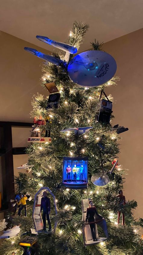 Star Trek tree decorated with Hallmark ornaments with a starship topper. Star Trek Christmas, Christmas Tree Toppers Ideas, Tree Toppers Ideas, Nerdy Christmas, Geek Christmas, Star Trek Funny, Star Trek Ships, Creative Halloween Costumes, Christmas Tree Toppers