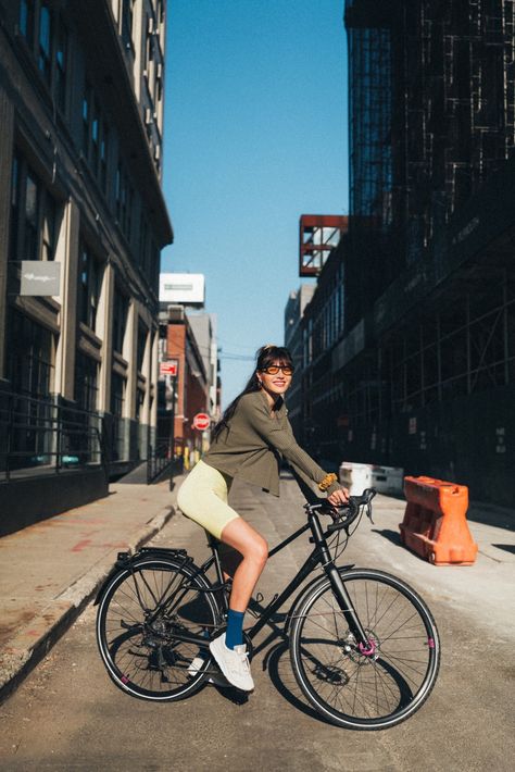 Bicycle Outfits For Women, Urban Bike Style, Natalie Off Duty, Chill Style, Bike Aesthetic, Free People Activewear, Stylish Activewear, Bonnie Clyde, Bicycle Girl