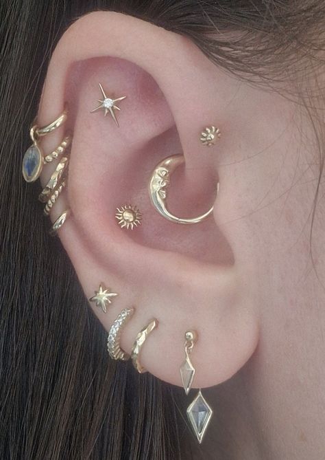 Daith Ring Piercing, Ear Piercing Ideas For Pointy Ears, Forward Helix Daith, Cute Ear Jewelry, Ear Jewelry Ideas Gold, Daith Curated Ear, Star Daith Piercing, Sun Daith Piercing, Conch Daith Piercing