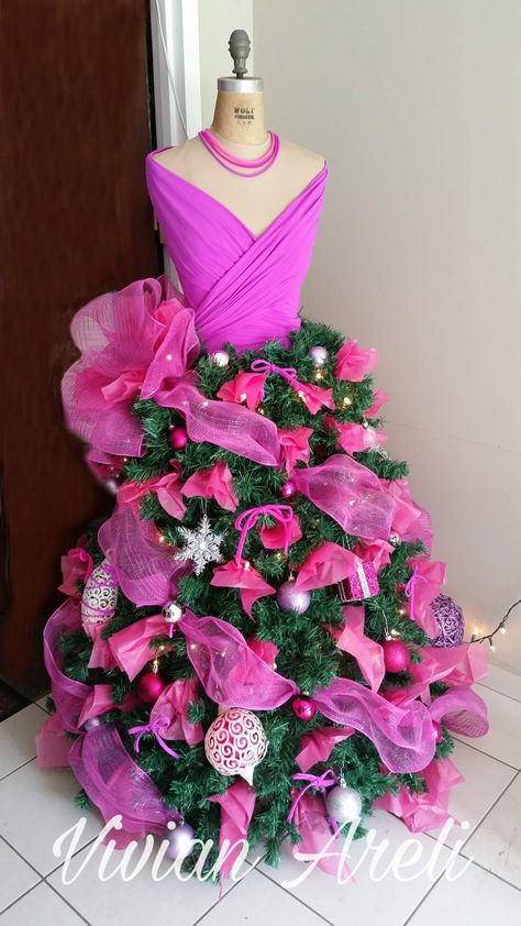 Árbol Navidad maniquí  Mannequin christmas tree Christmas Mannequin, Dress Form Decor, Mannequin Decor, Dress Form Christmas Tree, Mannequin Christmas Tree, Christmas Tree Dress, Tree Dress, Mannequin Dress, Creative Christmas Trees