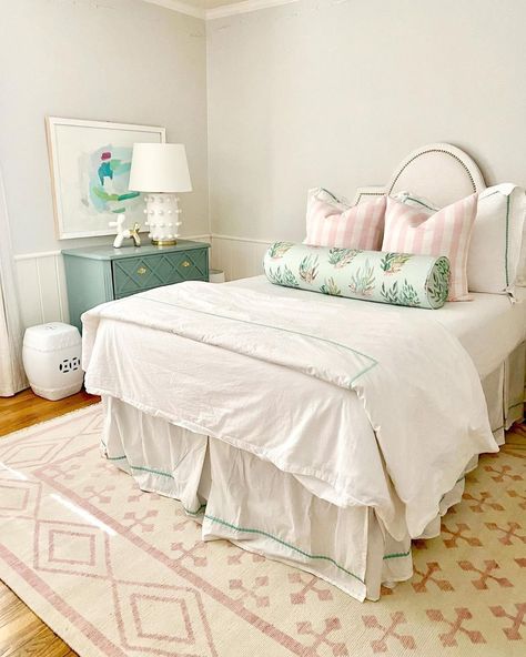 Grandmellinial Decor Bedroom, College Needs, Grand Millennial Bedroom, College Dorm Room Decor, College Apartment Decor, Bed In Living Room, Dorm Room Inspiration, Preppy Room, Room Makeover Bedroom