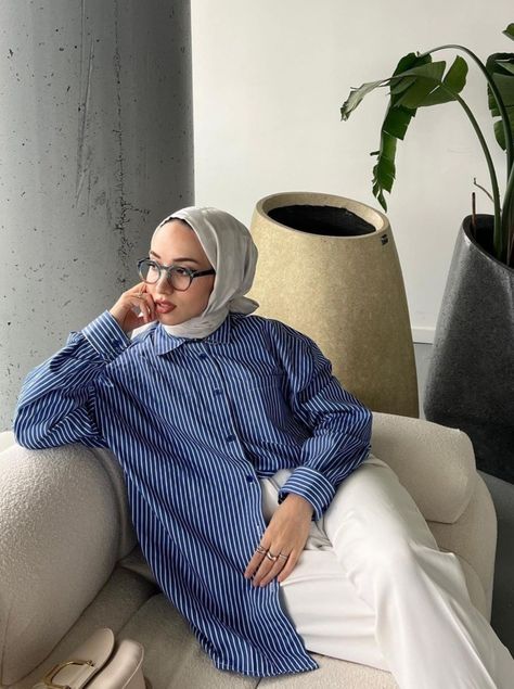 Blue Striped Shirt Outfit Hijab, Striped Shirt Outfit Hijab, Pink Striped Shirt Outfit, Blue Striped Pants Outfit, Oversized Denim Shirt Outfit, Hijabi Photography, Blue Striped Shirt Outfit, Outfits With Striped Shirts, Denim Shirt Outfit