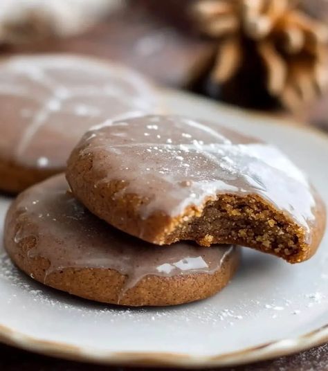 Lebkuchen (German Spice Cookies) | Homemade Recipes German Spice Cookies, Holiday Fruit Cake, Cracker Barrel Fried Apples, Cracker Toppings, Chocolate Cobbler, German Cookies, Cookies Homemade, Caramel Crunch, Candied Orange Peel