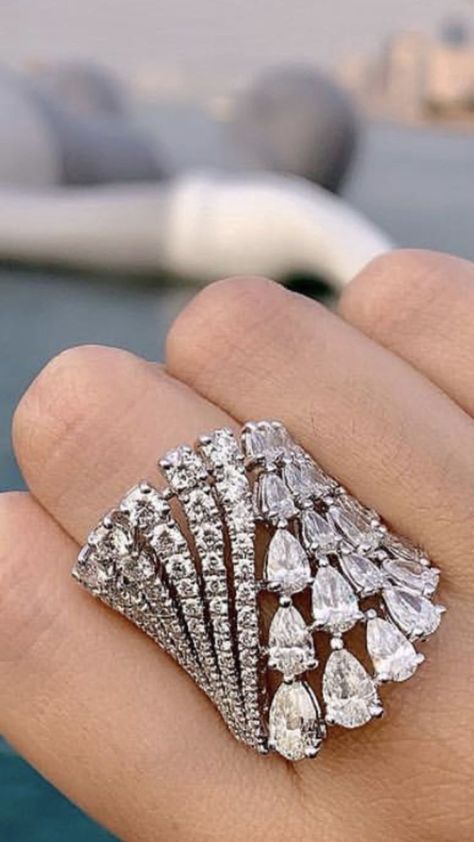 This women's ring is super unique right ladies? Rings Diamond Unique, Cocktail Rings Diamond, Solitaire Ring Designs, Diamond Jewelry Designs, Rings Diamond, Bling Rings, Fabulous Jewelry, Pearl Hair, I Love Jewelry