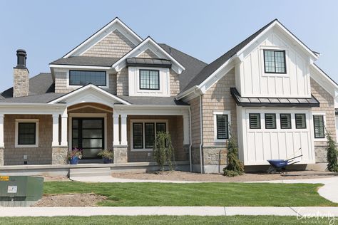 Modern farmhouse with shaker shingles. Exterior Home Trends Shaker Shingles, Shaker Siding, Farmhouse Style Exterior, Modern Window Design, Painted Brick Exteriors, 3d Building Design, Exterior Home Design, Farmhouse Trends, Farmhouse Architecture