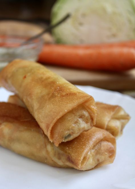 Homemade filipino lumpia Philippino Recipes, Lumpia Sauce, Easy Lumpia Recipe, Chinese Roll, Lumpia Recipe Filipino, Vegetable Lumpia, Filipino Lumpia, Pepper Vinegar, Lumpia Recipe