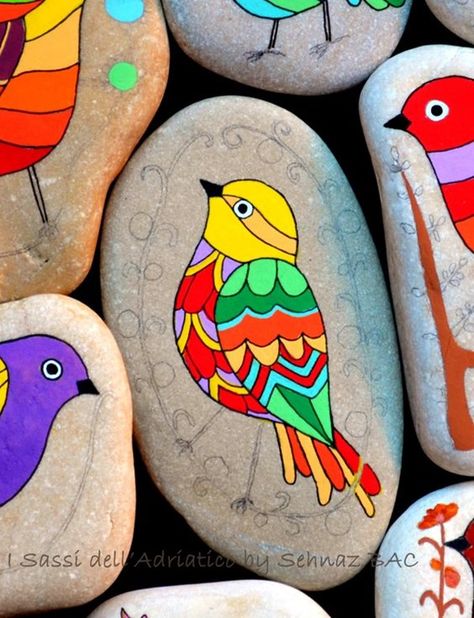 Birds Painted On Rocks | 40 DIY Stone Craft Ideas For Many Use - Bored Art Yellow Painted Rocks Ideas, Great Works Of Art, Rock And Pebbles, Painted Rocks Craft, Painted Rocks Diy, Painted Stone, Paint Rock, Pet Rocks, Rock Painting Designs