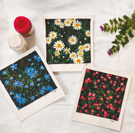 Gouache flowers painting,Polaroids Flower Polaroid Painting, Painting On Polaroids, Polaroid Watercolor Paintings, Polaroid Art Painting, Polaroid Painting Ideas Aesthetic, Cute Polaroid Paintings, Polaroids Painting, Mini Flower Paintings, Painted Polaroids