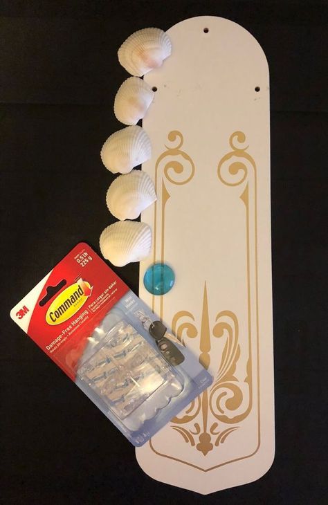 This is an easy and simple project to make by upcycling a ceiling fan blade into a key holder. Items needed for the project shown:*Ceiling fan blade*Seashells*… Ceiling Fan Blade Crafts, Ceiling Fan Crafts, Ceiling Fan Art, Ceiling Fan Blades, Old Fan, Fan Blades, Craft Items, Easy Projects, The Project