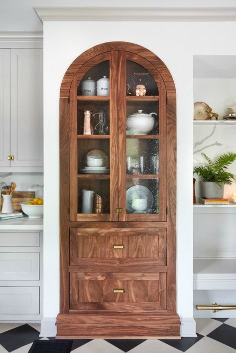 Beautiful kitchen built-in! This tranquil Tudor cottage was renovated on HGTV's Fixer Upper by Chip and Joanna and is known as the Scrivano House. #fixerupper #scrivano #cottagestyle #interiordesign #greytrim #serenedecor Jo Gaines, Tudor Kitchen, Interior Dapur, Tudor Style Homes, Walnut Cabinets, Design Del Prodotto, White Cabinets, Glass Doors, Fixer Upper