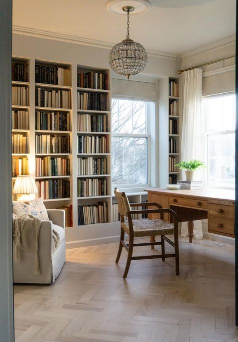 Shelving Office, Home Library Rooms, Home Office Library, Luxury Bed Sheets, Office Guest Room, Home Library Design, Built In Bookcase, Built In Desk, Loft Spaces