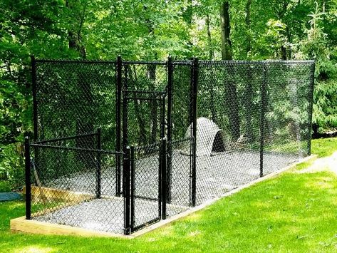 Duck Enclosure, Black Chain Link Fence, Chain Link Dog Kennel, Dog Boarding Kennels, Puppy Diy, Diy Dog Kennel, Dog Run, Dog House Plans, Puppies Tips