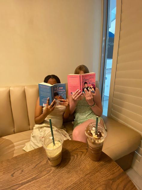 Best Friends Reading Together, Book Club Pictures, Book Club Aesthetic Friends, Reading With Friends, Reading Date, Book Besties, Friends Reading, Book Friends, Reading Together