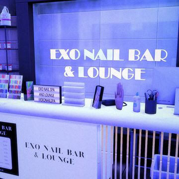 EXO NAIL BAR AND LOUNGE 💅🏾🍸 | Sierra The Simmer on Patreon Nail Salon Cc Sims 4, Functional Nail Salon Sims 4, Sims 4 Nail Salon Build, Sims 4 Hair Salon Cc, Sims 4 Salon Cc, Sims 4 Nail Salon, Sims 4 Hair Salon, Sims 4 Bar Cc, Nail Salon Chairs