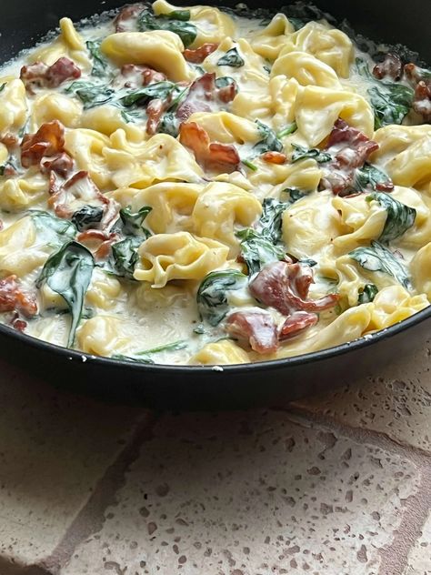 Tortellini Carbonara With Spinach – Cook Plate Fork Ham Carbonara Recipe, Tortellini Carbonara, Easy Cream Sauce, Cheese Tortellini Recipes, Easy Carbonara Recipe, Traditional Spaghetti, Spinach Tortellini, Tortellini Bake, Sausage Tortellini