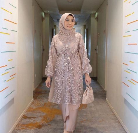 Kebaya Big Size Brokat Muslim, Kebaya Modern Big Size, Kebaya Big Size Brokat, Kebaya Big Size, Mix And Match Outfits Hijab, Dress Brokat Modern, Model Dress Kebaya, Kondangan Outfit, Kebaya Modern Dress