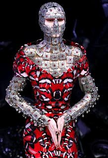 Alexander McQueen uses metal accessory as the medieval armor and dressed the model with bright red  patterned garment and successfully  brought the early middle age armor to modern life.4/5/2015 Alexander Mcqueen Savage Beauty, Haute Couture Style, Snake Dress, Cl Fashion, Outfit Essentials, Alexander Mcqueens, Savage Beauty, Mcqueen Fashion, Red And Silver