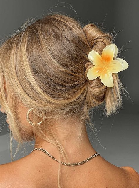 Hair clip 100% plastic Alligator style clip Flower design Shine finish Yellow Flower Hair Clip, Hawaii Hair, Pinterest Girly, Doll Template, Κούρεμα Bob, Summer Board, School Hair, Hair Idea, Fishtail Braid