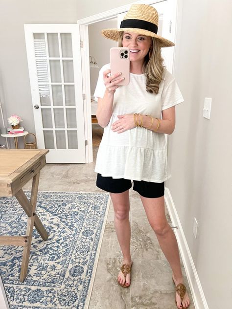 Pregnant Teacher Outfits Summer, Everyday Maternity Outfits Summer, Pregnant Shorts Outfit, Maternity Disney World Outfit, Loose Maternity Outfits, Maternity Disney Outfit, Disney Maternity Outfits, Maternity Travel Outfit, Maternity Vacation Outfits