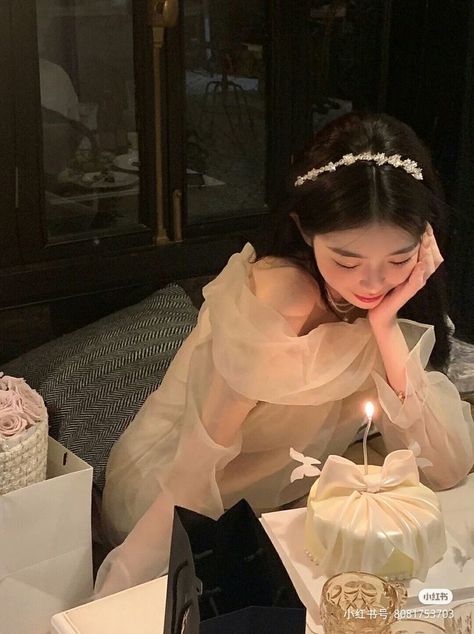 Cake Photoshoot, Dress Korea, Cute Birthday Pictures, Cute Birthday Ideas, Black Color Hairstyles, 사진 촬영 포즈, Color Hairstyles, Korean Birthday, Uzzlang Girl