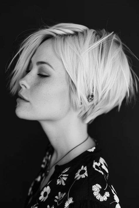 Short Black Haircuts, Kort Bob, Short Pixie Cuts, Long Pixie Hairstyles, Behind Blue Eyes, Long Pixie, Edgy Hair, Penteado Cabelo Curto, Short Pixie Haircuts