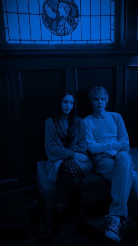 Evan Peters And Taissa Farmiga, Homescreen Pictures, Ahs Aesthetic, Halloween Homescreen, Tate Ahs, Handsome Aesthetic, Ghibli Background, American Horror Stories, Tate And Violet