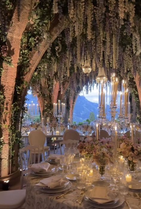 Fairy Wedding Venue Aesthetic, Vogue Wedding Table Setting, Dream Wedding Forest, Fairylight Wedding Decor, Princess Wedding Ideas Decor, Wedding Venue Indoor Elegant, Light Floral Wedding, Spring Wedding Whimsical, Wedding Full Of Flowers