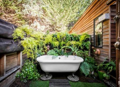 Outdoor Bathtub Ideas, Outdoor Clawfoot Tub, Outside Bathtub, Garden Bathtub, Hot Tub Privacy, Veranda Design, Outdoor Bathtub, Outdoor Bathroom Design, Outdoor Tub