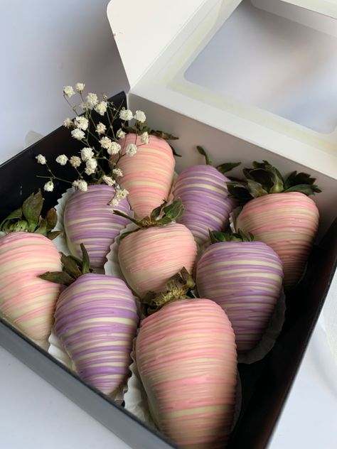 Cake Lollies, Pink Chocolate Covered Strawberries, Desserts Photos, Strawberry Boxes, Purple Cake Pops, Strawberry Ideas, Food Gift Box, Strawberry Box, Chocolate Covered Strawberry Recipe