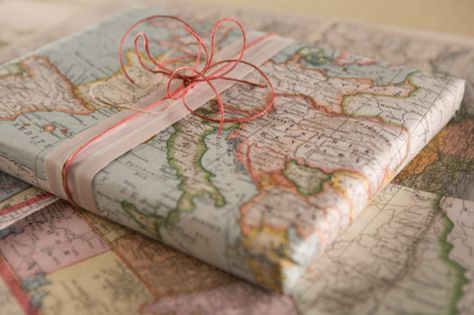 All sorts of gift wrapping ideas. Map Wrapping Paper, Creative Wrapping, Brown Paper Packages, Creative Gift Wrapping, Present Wrapping, Map Gifts, Old Maps, Pretty Packaging, Wrapping Ideas