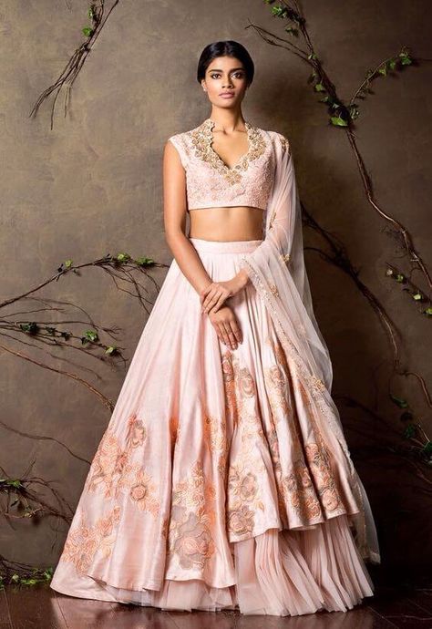 Indian Wedding Dress Modern, Anarkali Bridal, Lehenga Ideas, Peach Lehenga, Sari Lehenga, Modern Indian Wedding, Shyamal And Bhumika, Indian Wedding Gowns, Bridal Lengha