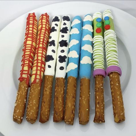 Toy Story Rice Crispy Treats, Toy Story Pretzel Rods, Toy Story Strawberries, Toy Story Dessert Ideas, Toy Story Desserts, Pretzels Ideas, Decorated Pretzels, Toy Story Party Food, Toy Story Baby